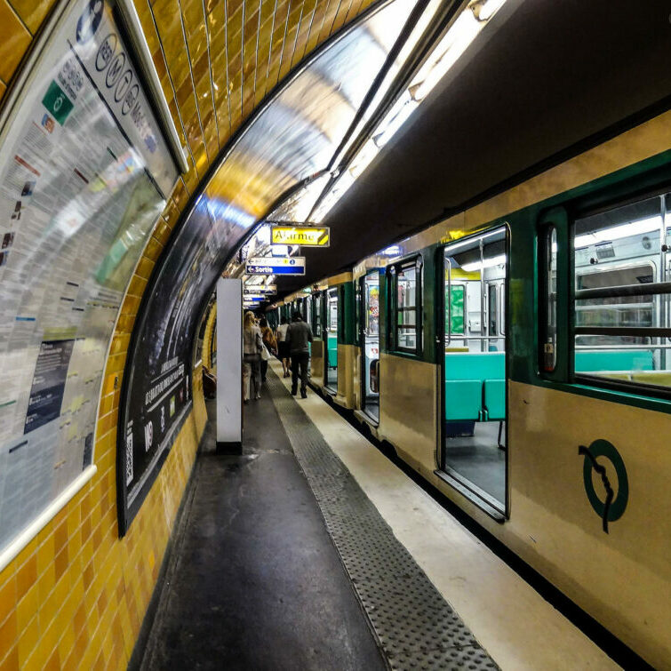 Larger image of Paris Metro train and platform - EUtouring.com